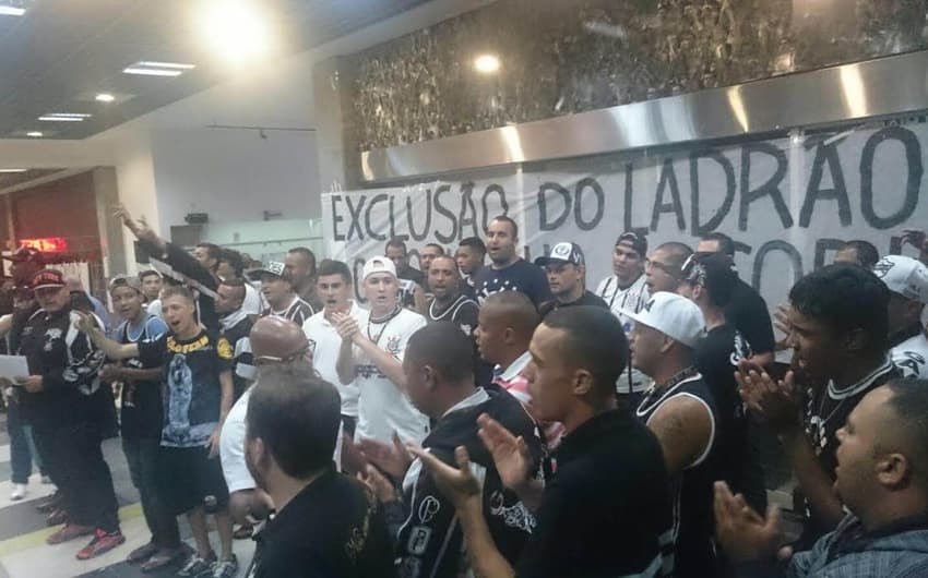 Protesto - torcida do Corinthians