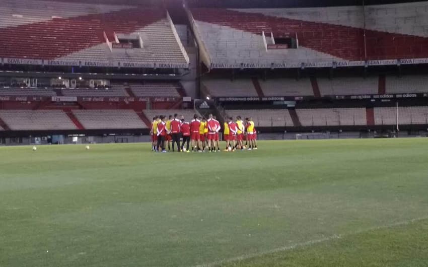 São Paulo treina no Monumental de Nuñez