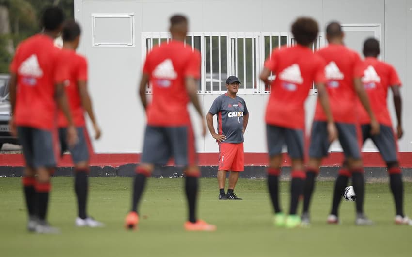 Hora de corrigir os erros! Muricy observa treino do Flamengo (Gilvan de Souza/Flamengo)