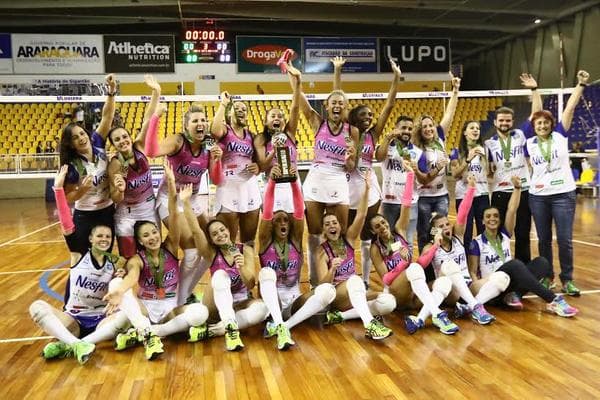 Jogadoras do Nestlé Araraquara comemoram o título da Superliga Feminina B (Foto: Célio Messias/Inovafoto/CBV)