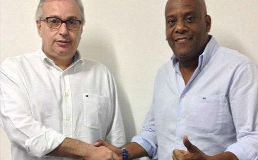 André Luiz Oliveira ao lado de Roberto de Andrade