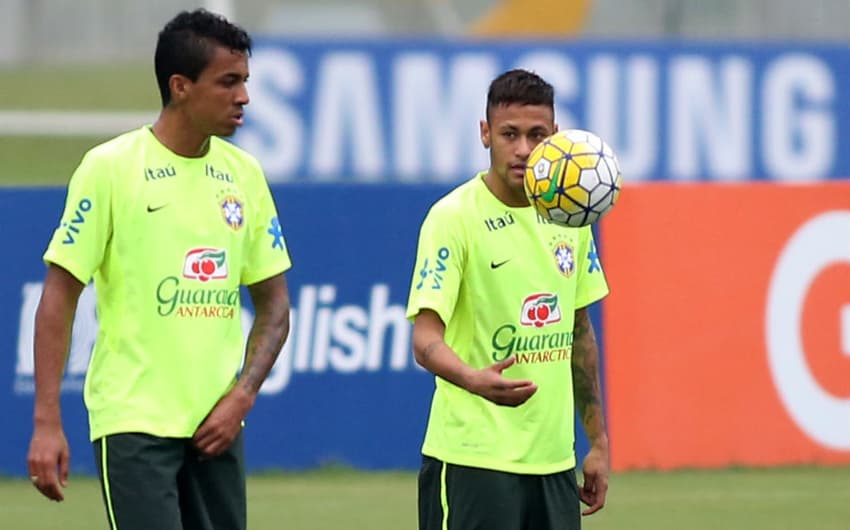 Neymar durante treinamento da Seleção (Foto: Lucas Figueiredo/Mowa Press)