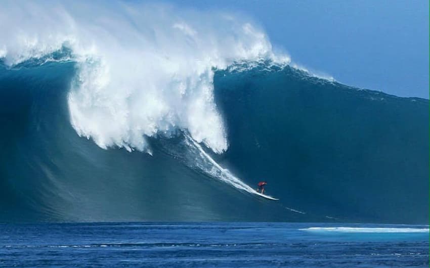 Foto do surfista Pedro Calado em Jaws, no Havaí