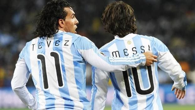 Messi e Tevez em ação pela seleção argentina (Foto: Daniel Garcia/AFP)