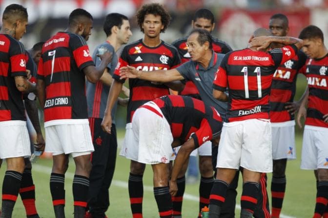 Muricy Ramalho orienta os jogadores do Flamengo (Foto: Gilvan de Souza / Flamengo)