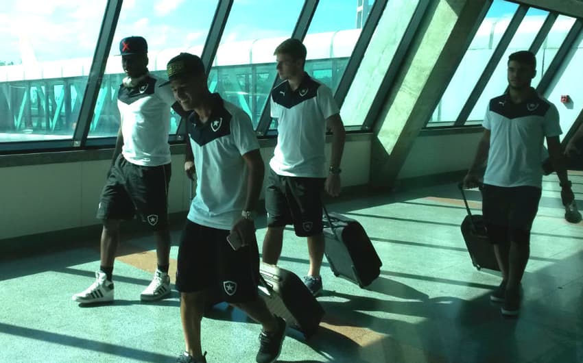 Jogadores do Botafogo passam pelo Aeroporto de Salvador (Foto: Igor Siqueira)