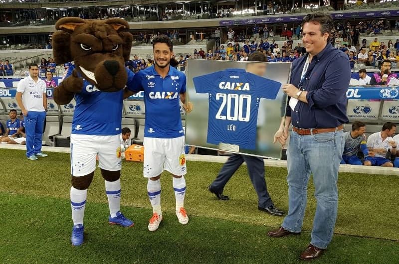 Zagueiro Léo é homenageado pelo Cruzeiro