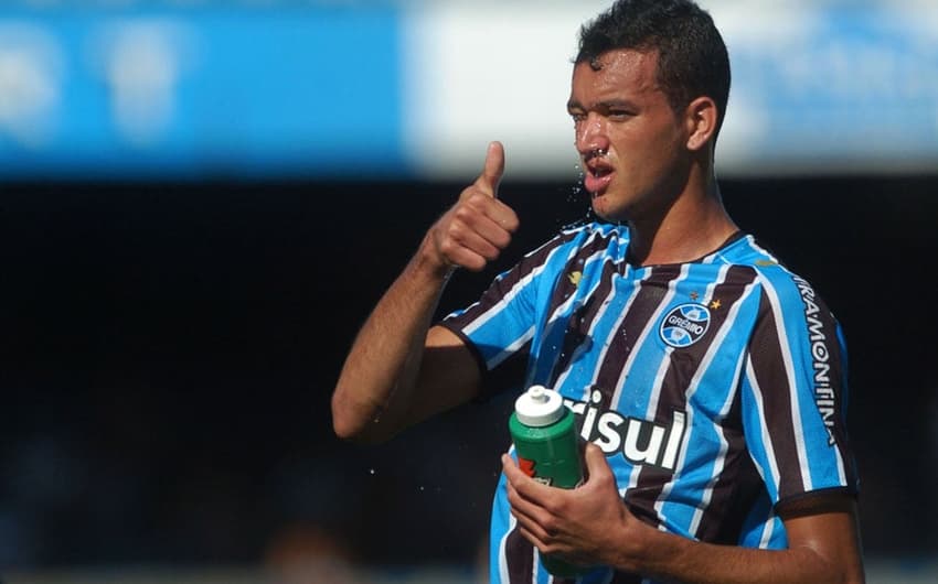Após iniciar no Paulista e jogar no futebol árabe, Réver chamou atenção por seu futebol no Grêmio