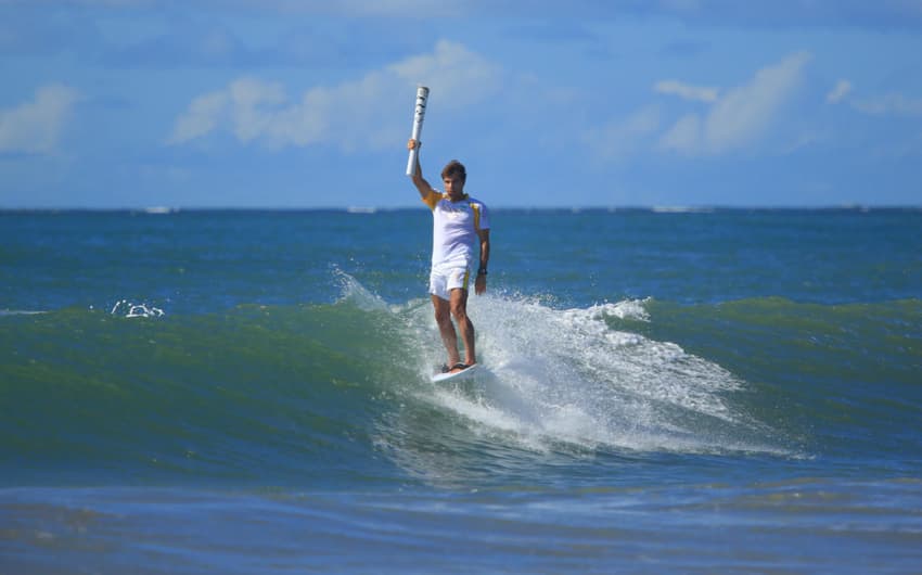 Carlos Burle surfou com a tocha olímpica no nordeste do país nesse ano (Foto: Divulgação)