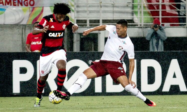 Fluminense aproveita vacilos e vence o Flamengo