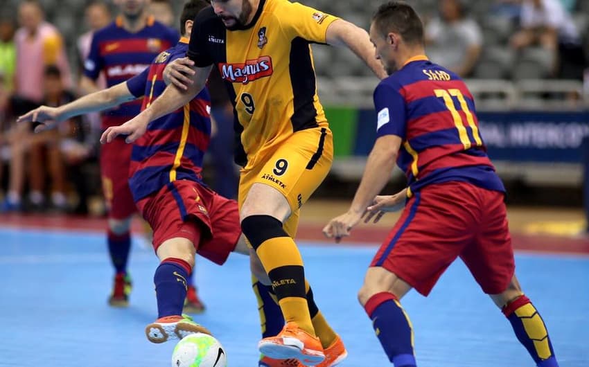 Jogadores do Magnus Futsal e do Barcelona disputam jogada (Foto: Facebook/Magnus Futsal)