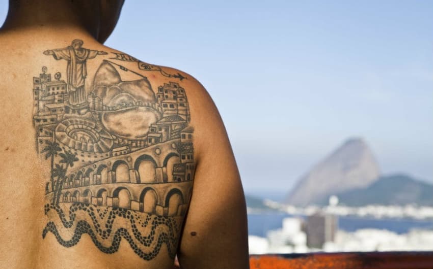 Tatuagem com diversos pontos turísticos do Rio. Entre eles, o Maracanã