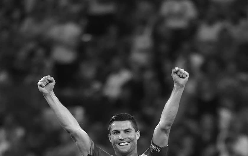 Cristiano Ronaldo celebra a vitória de Portugal sobre o Pais de Gales