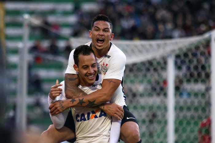 Corinthians venceu a Chape e chegou aos mesmos 28 pontos do Palmeiras no Brasileirão