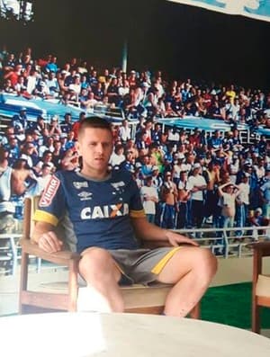Ezequiel com a camisa do Cruzeiro
