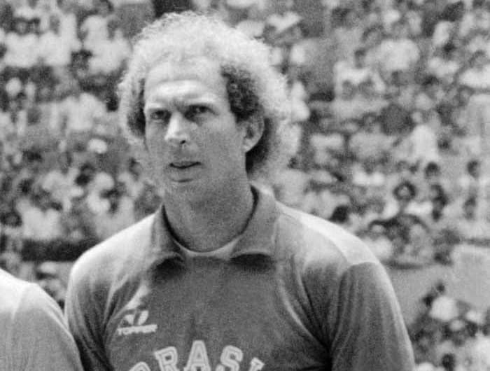 1976 - Brasil perdeu nas semifinais e na disputa de bronze. Carlos era o goleiro