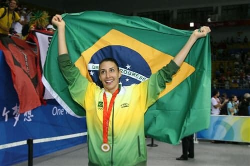 Sheilla celebra medalha de ouro conquistada na Olimpíada de Pequim (Foto: Divulgação/FIVB)