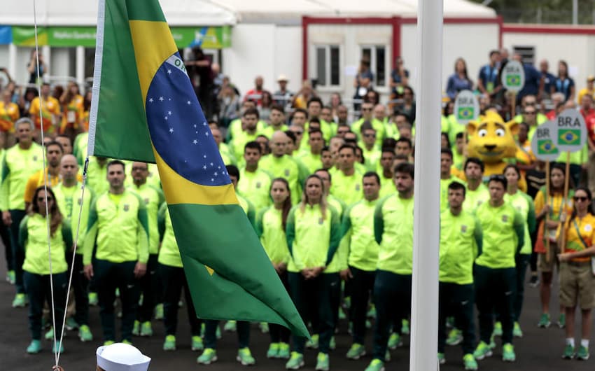 Delegação do Brasil acompanha o hasteamento de bandeira na Vila dos Atletas