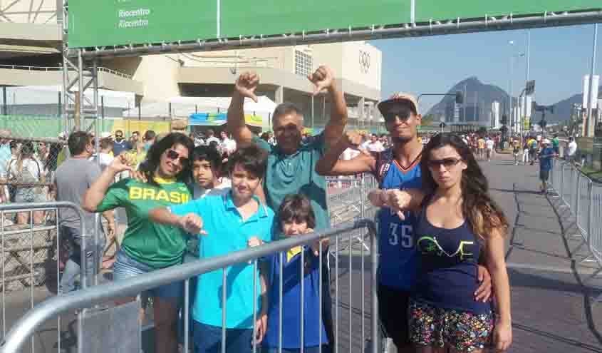Público demonstra insatisfação com a organização &nbsp;na entrada do Parque Olímpico