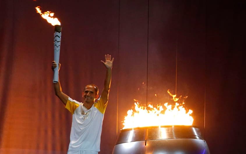 Vanderlei Cordeiro de Lima acendeu a pira olímpica<br>​
