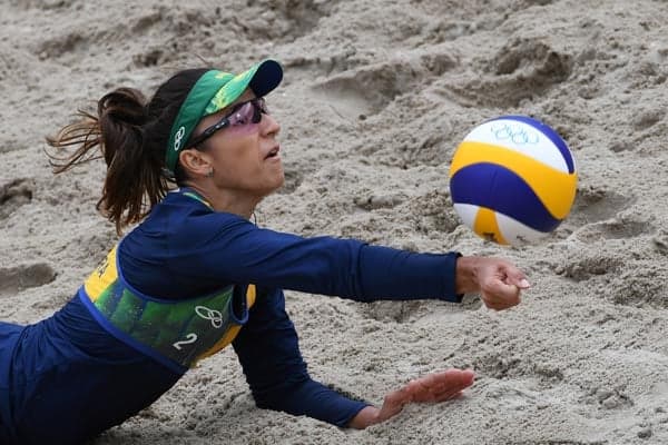 Bárbara Seixas em ação durante a Olimpíada do Rio, em agosto. Ela faturou a prata com Ágatha