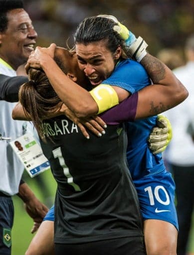 Marta comemora com a goleira Bárbara a vaga nas semifinais dos Jogos Olímpicos