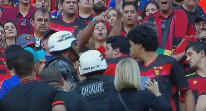 Torcedor do Flamengo 'perdido' no meio de leoninos é escoltado durante vitória do Sport por 1 a 0