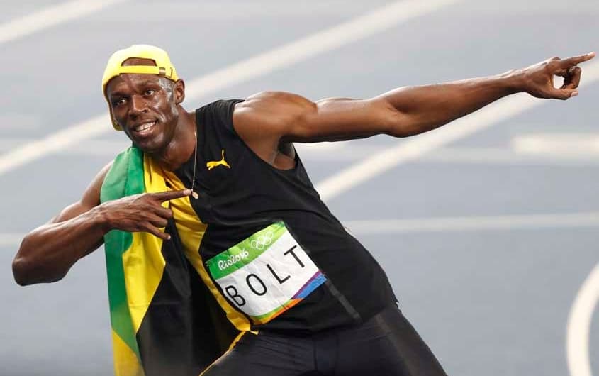Usain Bolt comemora com o famoso raio a vitória na final dos 100 m rasos