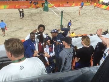 Jogadores do Dream Team foram à Arena de Copacabana para jogo de Walsh/Ross (Foto: FIVB)