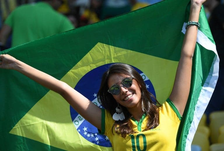 Torcedora apoia o Brasil na semifinal do futebol masculino contra Honduras
