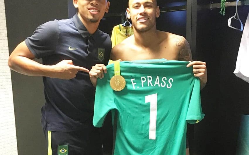 Neymar postou uma foto no Twiiter com Jesus, com recado para Prass: "Você faz parte disso"