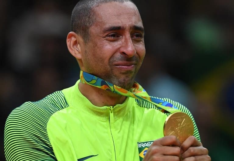 Serginho se emociona a receber sua quarta medalha olímpica, a segunda de ouro