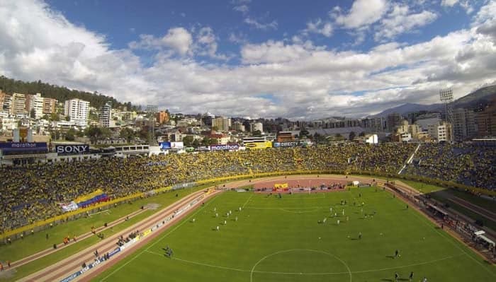 Estádio Olímpico Atahualpa visto de cima em dia de casa cheia