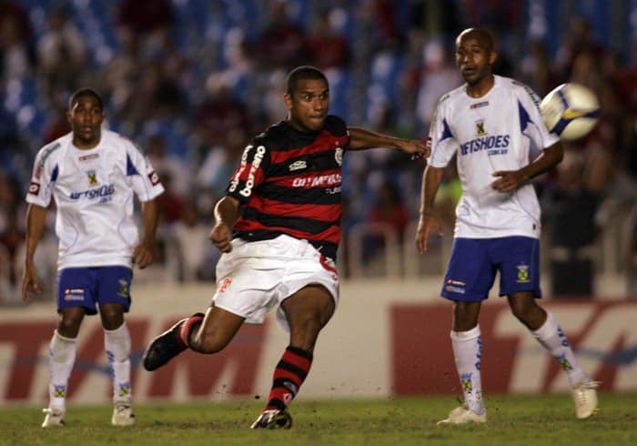 29/8/2009 -O Flamengo faz 3 a 0 no Santo André e vai a décimo, com 30 pontos (a 11 do Verdão)&nbsp;(Foto: Ricardo Cassiano/Lancepress!)<br>