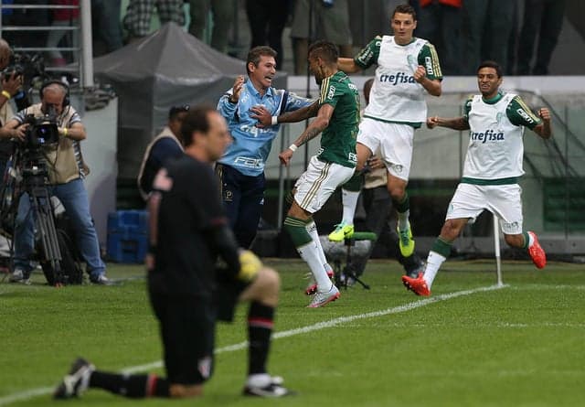 Rafael Marques comemora contra o São Paulo, no ano passado. Foram três gols no rival