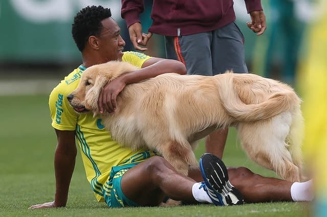 Fabrício levou o seu cachorro ao treino deste sábado, na Academia de Futebol