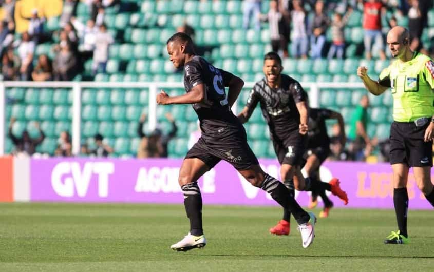 Após primeiro gol pelo Figueirense, Lins reencontrará adversário da estreia