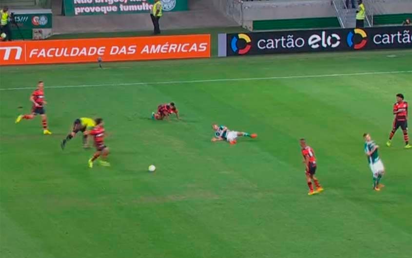 Willian Arão derruba juiz no início do clássico Palmeiras x Flamengo<br>