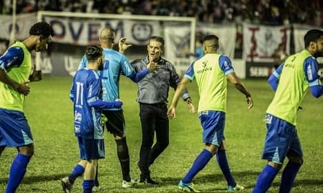 Técnico Paulo Roberto cumprimenta jogadores
