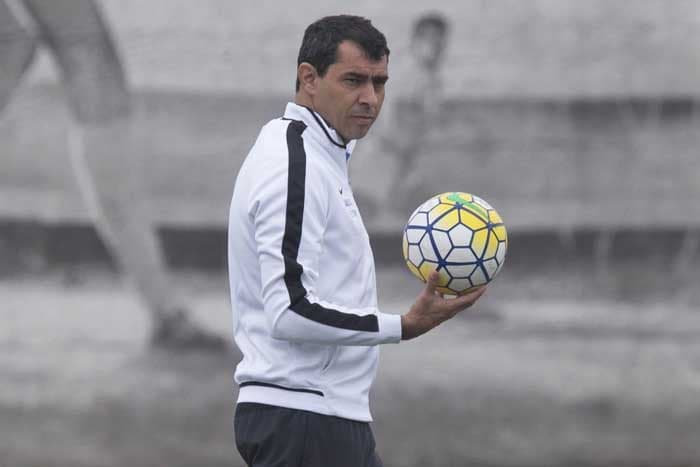 GALERIA: Veja momentos de Fábio Carille durante treinos do Corinthians