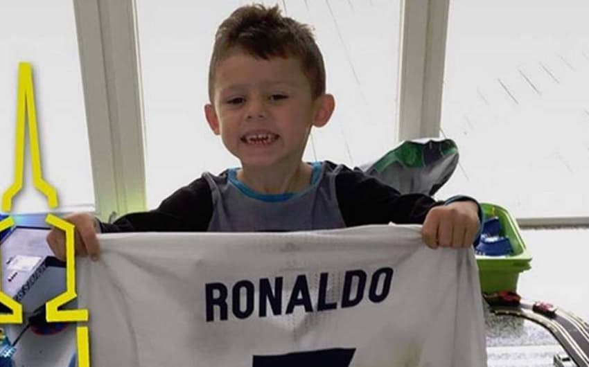 Filho de Aubameyang exibe com orgulho a camisa de Cristiano Ronaldo