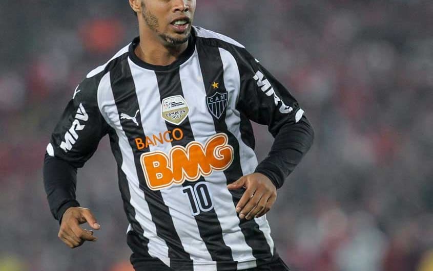 Ronaldinho Gaúcho entrou na Justiça contra o Galo. O craque cobra R$ 300 mil referente a uma dívida de quando jogou