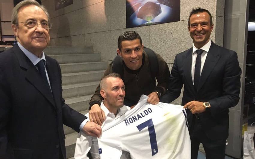 Ricksen recebe a camisa de Cristiano Ronaldo. À dir., o agente, Jorge Mendes. À esq., Florentino Perez, presidente do Real&nbsp;