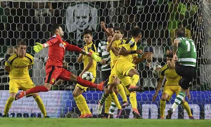 Bruno César chuta para marcar o gol do Sporting na derrota para o Borussia