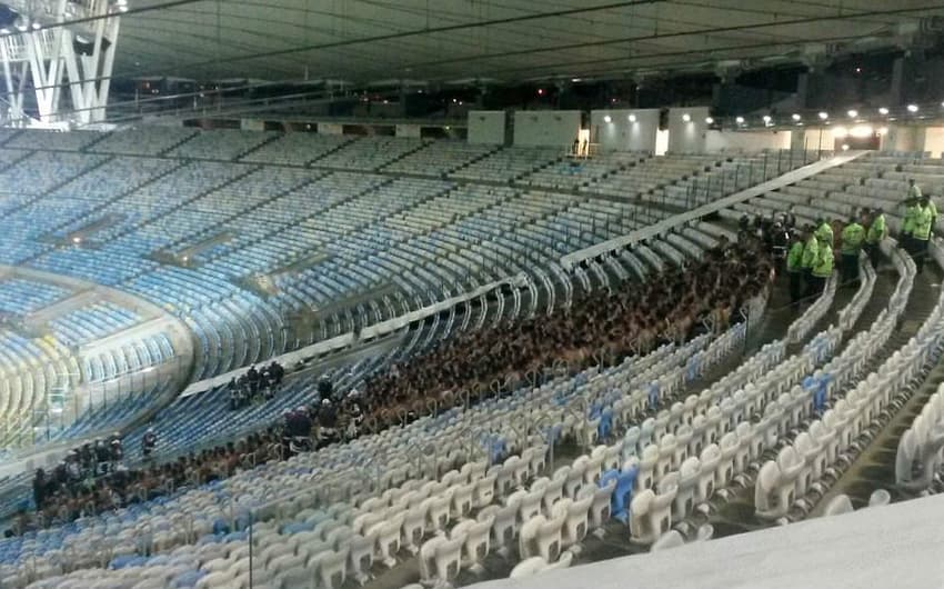 Torcedores do Corinthians retidos no Maracanã (Foto: Igor Siqueira)