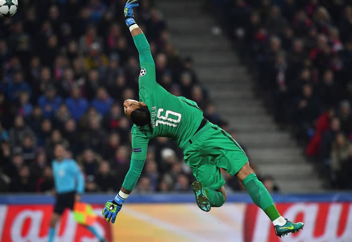 Areola, goleiro do PSG, salta para salvar sua equipe na vitória sobre o Basel