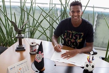 Jô assinou contrato com o Corinthians