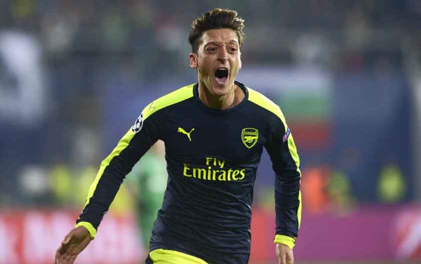 Veja imagens de Özil pelo Arsenal