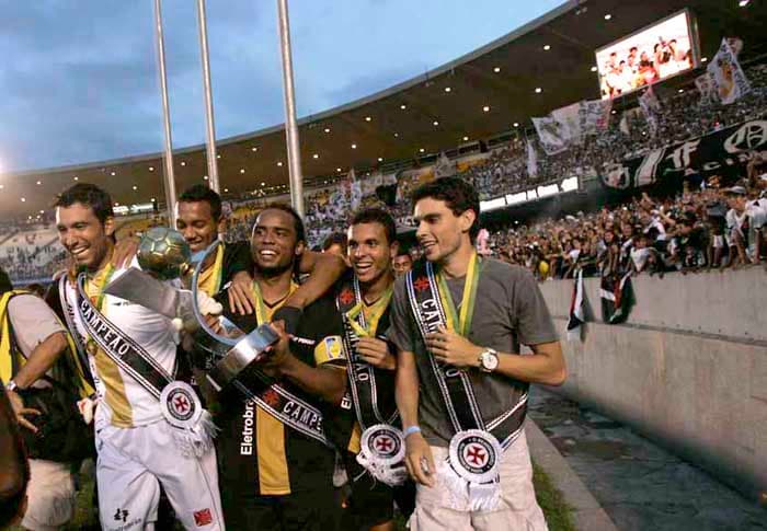 Vasco deu volta olímpica na Série B em 2009 nos braços da torcida no Maracanã