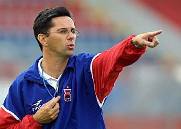 Em 2000 iniciou carreira de técnico no Paraná, clube onde ganhou, como jogador, o título paranaenese de 1997